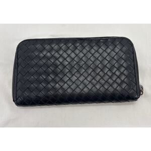 Bottega Veneta quality crafted black leather wallet
